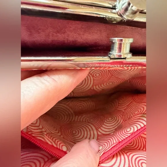 Beautiful Burgundy HOBO Leather Kisslock Clutch - Picture 9 of 9